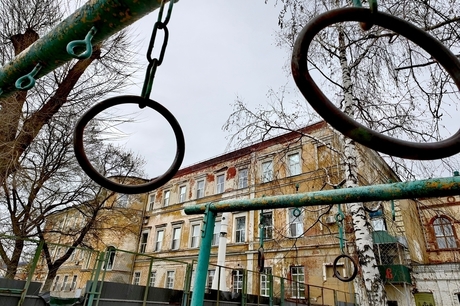 Школа-памятник напротив Горпарка находится в ужасающем состоянии, но комитет Мухина требует лишь повесить поверх красивую табличку