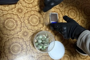 У двух саратовцев нашли подозрительные свёртки, банки и кусты
