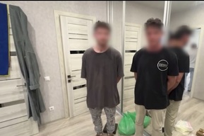 На Славянской площади задержали братьев из Энгельса: у них нашли 6 килограммов разных наркотиков