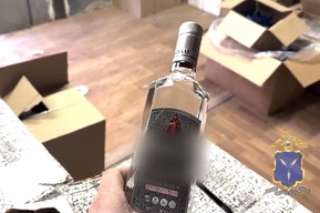 В саратовские магазины могли попасть 1,5 тысячи ёмкостей с поддельной водкой, коньяком и мартини