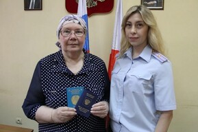 Полицейские в Саратове за неделю выдали пенсионерке из Казахстана вид на жительство в РФ
