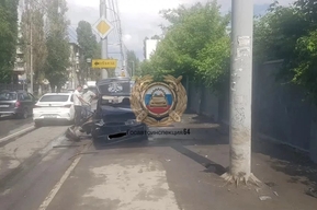 Автомобиль влетел в столб около горбольницы № 2