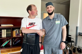 Врачи три раза вскрывали живот пациента, в котором скопилось больше литра крови