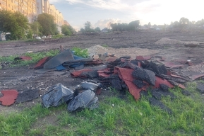 «А вон там бульдозер утонул»: жители Заводского района показали властям, во что превращается их сквер, деньги с которого «перекинули» на Горпарк (чиновники пообещали забор и киоск с лимонадом)