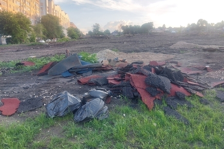 «А вон там бульдозер утонул»: жители Заводского района показали властям, во что превращается их сквер, деньги с которого «перекинули» на Горпарк (чиновники пообещали забор и киоск с лимонадом)