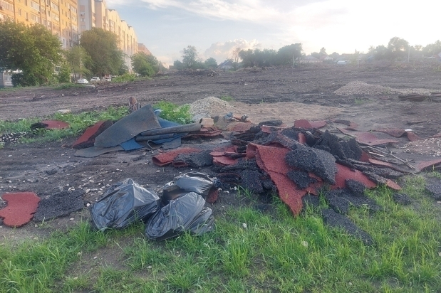 «А вон там бульдозер утонул»: жители Заводского района показали властям, во что превращается их сквер, деньги с которого «перекинули» на Горпарк (чиновники пообещали забор и киоск с лимонадом)