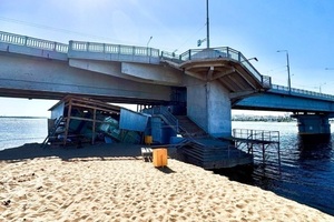 Пляжу «Городские пески» под мостом, похоже, конец: теперь там солярий и он закрыт на неизвестный срок