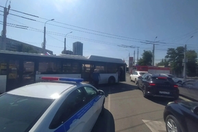 В столкновении грузовой ГАЗели и автобуса в Саратове пострадали три человека 