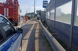 На трассе на окраине Саратова иномарка влетела в остановку