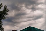 В небе над Саратовом заметили самые «молодые» облака, похожие на складки одеяла
