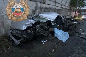 «Приора» врезалась в столб: один человек погиб, другой ранен