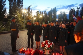 День памяти и скорби в Саратове: на Соколовой горе почтили память павших