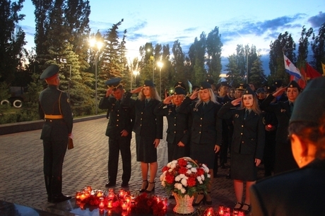День памяти и скорби в Саратове: на Соколовой горе почтили память павших