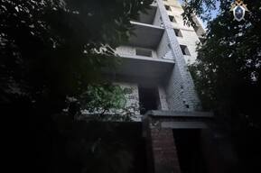 На территории заброшенного здания в Саратове пострадала 11-летняя девочка 