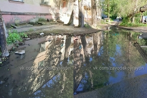 «Обещали ещё прошлый год устранить, но воз и ныне там»: горожанин рассказал о непросыхающей луже на улице Огородная
