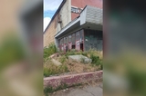 Выбитые окна и подростки внутри: горожанка рассказала о плачевном состоянии кинотеатра «Саратов», который отсудили у собственников