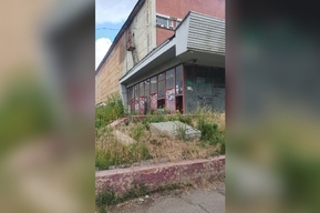 Выбитые окна и подростки внутри: горожанка рассказала о плачевном состоянии кинотеатра «Саратов», который отсудили у собственников