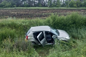 Автомобиль с семьёй вылетел в кювет и перевернулся: свидетелей аварии просят откликнуться