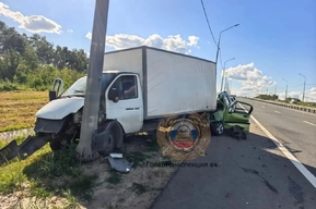 На трассе иномарка влетела в стоящий грузовик: оба водителя в больнице