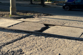 «Сделано из говна и палок»: горожанка рассказала об опасном для автомобилистов переезде через трамвайные пути «скоростной тройки»
