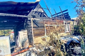 «Стоял с кастрюлей с водой и пытался тушить пламя»: огнеборцы по пути на работу спасли мужчину на пожаре