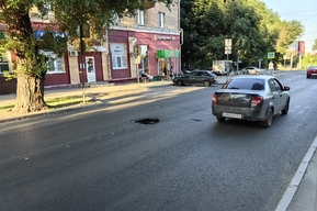 В Саратове в только что отремонтированной дороге образовалась яма: местные жители отмечают, что не первая
