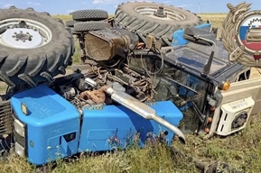 На поле перевернулся трактор: водитель погиб