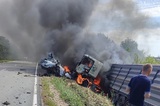 Легковой автомобиль врезался в грузовик Mercedes и загорелся: водитель погиб