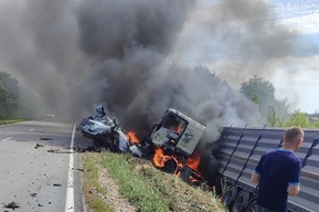 Легковой автомобиль врезался в грузовик Mercedes и загорелся: водитель погиб