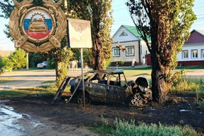Молодой человек на ВАЗ насмерть сбил мужчину, врезался в дерево и попал в больницу 