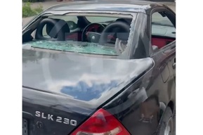 Неизвестный разгромил автомобили на Киселёва и сбежал