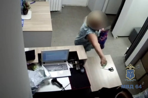 Пенсионерка решила при помощи канцелярского ножа научить работать 17-летнюю сотрудницу пункта выдачи заказов