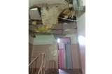 В многоэтажке в Ленинском районе обрушился потолок в подъезде