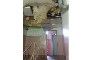 В многоэтажке в Ленинском районе обрушился потолок в подъезде