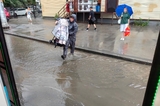 После дождика в четверг: саратовцы пожаловались, что им приходится ходить по воде на остановке «скоростного трамвая» на Слонова