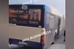 Водитель тушил автобус на мосту Саратов-Энгельс (видео)
