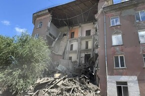 Власти Саратова решили, что в обрушившемся доме в Заводском районе продолжат жить люди (и это, по их словам, безопасно)
