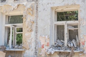 «Это благотворительная акция такая что ли?»: саратовцы возмущены, что аварийную трехэтажку сносят уже больше месяца