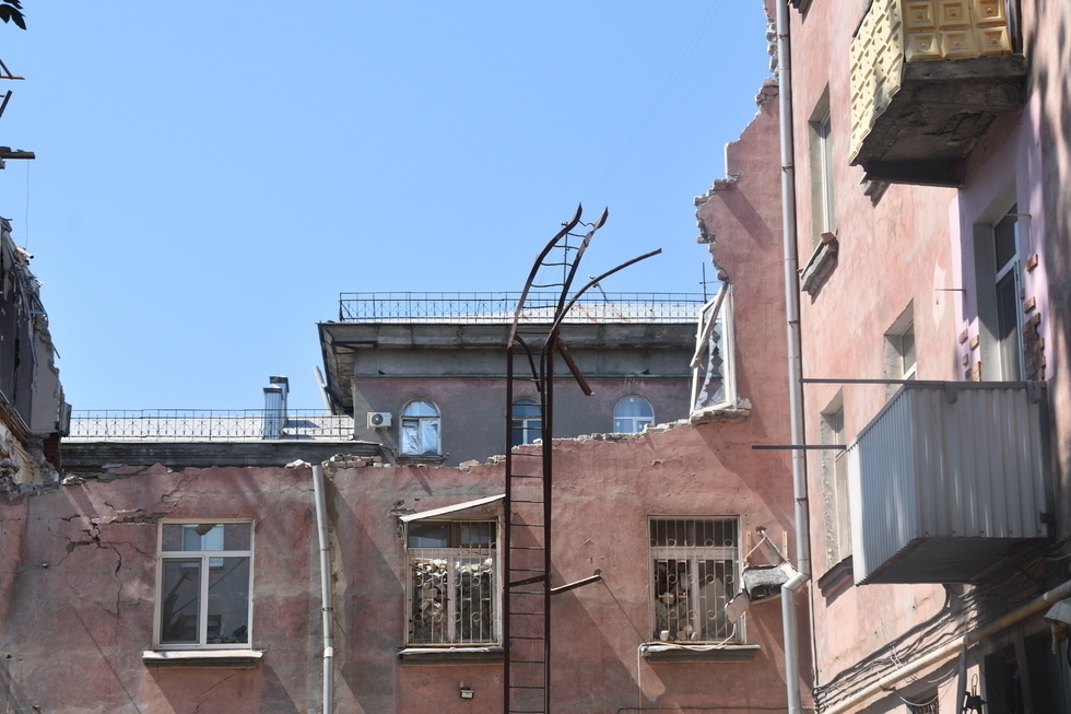 «Страшно здесь, понимаете?»: жители аварийной пятиэтажки в Заводском районе, где обрушился целый подъезд, рассказали, как живут в «безопасном», по мнению мэрии Саратова, доме