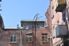«Страшно здесь, понимаете?»: жители аварийной пятиэтажки в Заводском районе, где обрушился целый подъезд, рассказали, как живут в «безопасном», по мнению мэрии Саратова, доме