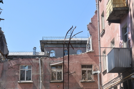«Страшно здесь, понимаете?»: жители аварийной пятиэтажки в Заводском районе, где обрушился целый подъезд, рассказали, как живут в «безопасном», по мнению мэрии Саратова, доме