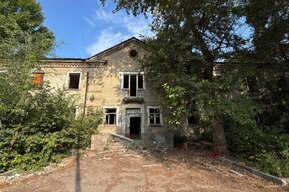 «Гетто тут стало»: саратовец рассказал о ещё одном опасном расселённом доме на Шелковичной, где «постоянно находятся подростки группами по 8-10 человек»