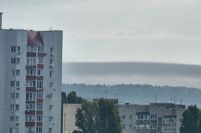 «У всего города уже паника»: жители Саратова и Энгельса рассказывают о сильном запахе гари и дымке, чиновники не комментируют ситуацию