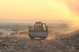 В Энгельсе всю ночь и утро продолжают засыпать тлеющий полигон