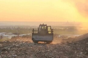 В Энгельсе всю ночь и утро продолжают засыпать тлеющий полигон