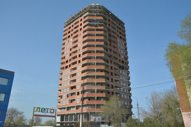 В Энгельсе почти за полмиллиарда продают права на высотку-долгострой на берегу Волги
