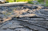 Саратовцы показали карьер со «скользкой жижей», который им подарили коммунальщики