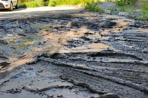 Саратовцы показали карьер со «скользкой жижей», который им подарили коммунальщики