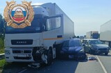 В Саратове «Гранта» сбила двух пешеходов, в Вольском районе «КамАЗ» въехала в две иномарки