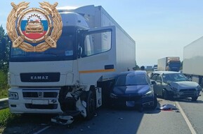В Саратове «Гранта» сбила двух пешеходов, в Вольском районе «КамАЗ» въехала в две иномарки